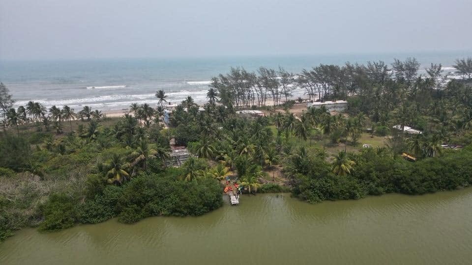 Vista aérea de Barra Galindo, la laguna y el mar en Tuxpan, Veracruz